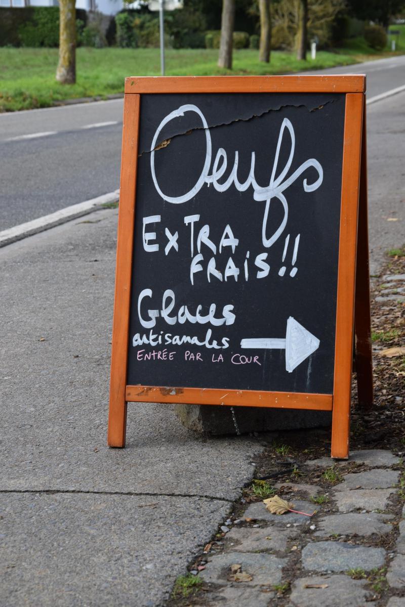 Les œufs sont vendus à la ferme et dans divers commerces de la région.