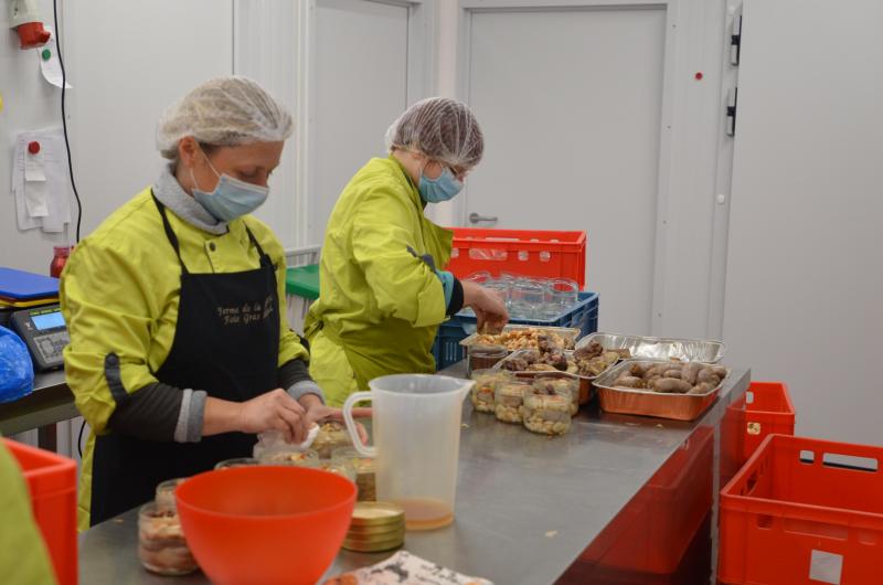 Avoir un abattoir à la ferme et un atelier de découpe a permis à l’entreprise d’engager. La transformation (ici en cassoulet) demande énormément de main d’œuvre. P-Y L.