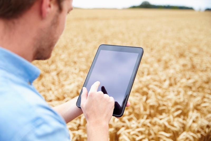 Vouloir expliquer l’adoption ou non d’une technologie par le simple fait qu’un agriculteur dispose ou non d’un smartphone n’est pas cohérent. « Il faut se demander si ce qui  est proposé aux agriculteurs est utile, cohérent à leurs attentes et pratiques ou,  tout simplement, visible au sein d’une offre pléthorique », insiste Corentin Leroux.