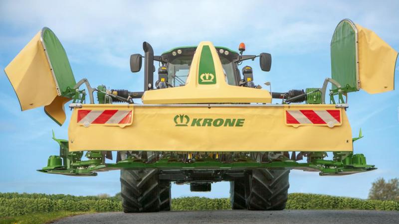 La faucheuse EasyCut F400CV Fold est le premier modèle frontal à repliage hydraulique.  Elle permet ainsi une largeur de travail de 4,04 m pour moins de 3 m au transport.