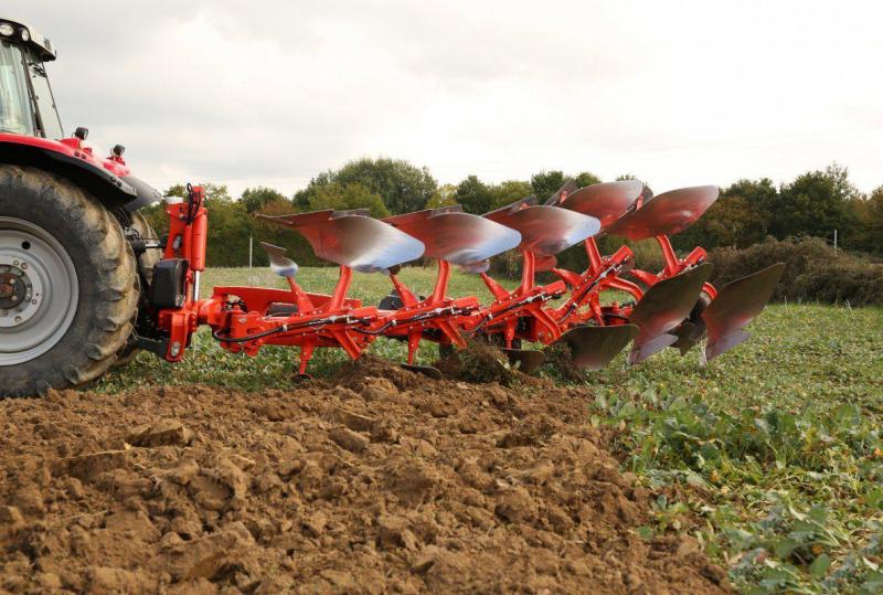 Avec le dispositif Smart Ploughing, chaque corps se relève individuellement de manière automatique pour réaliser des entrées et sorties de terre uniformes sur une même ligne.
