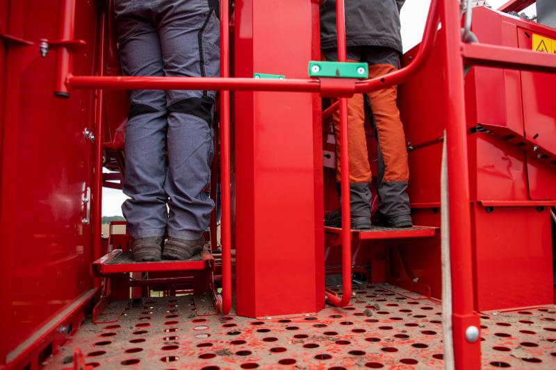Au niveau de la table de visite, les marchepieds réglables permettent au personnel de triage de travailler à une hauteur adaptée.