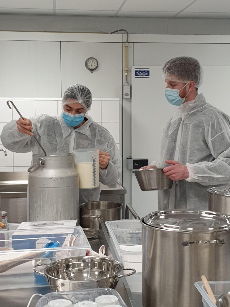 Dans le cadre du cours d’écoconception en filière agroalimentaire, certains étudiants  en environnement se sont essayé à la transformation du lait en beurre,  fromages et yaourts grâce à la cuisine didactique de la ferme.