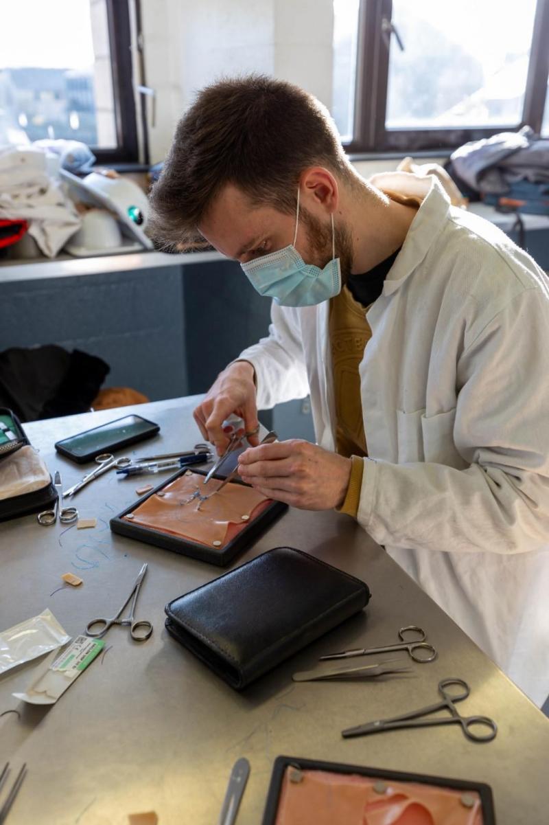 Apprendre à suturer sur des peaux en silicone.