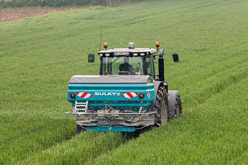 Le Speed Control permet de tenir compte de la vitesse d’avancement du tracteur  pour assurer l’homogénéité de la nappe d’épandage.