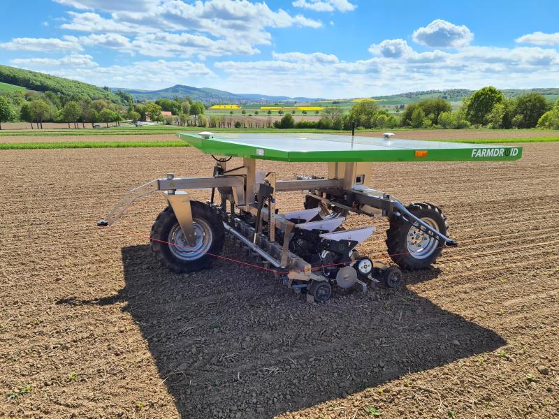 Le FarmDroid FD20 assure le désherbage de la culture avec précision  sur base des coordonnées gps des graines semées.