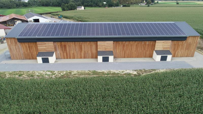 Les panneaux Cogen’Air produisent à la fois de l’électricité et de la chaleur.  Ils sont particulièrement bien adaptés aux séchoirs en grange.