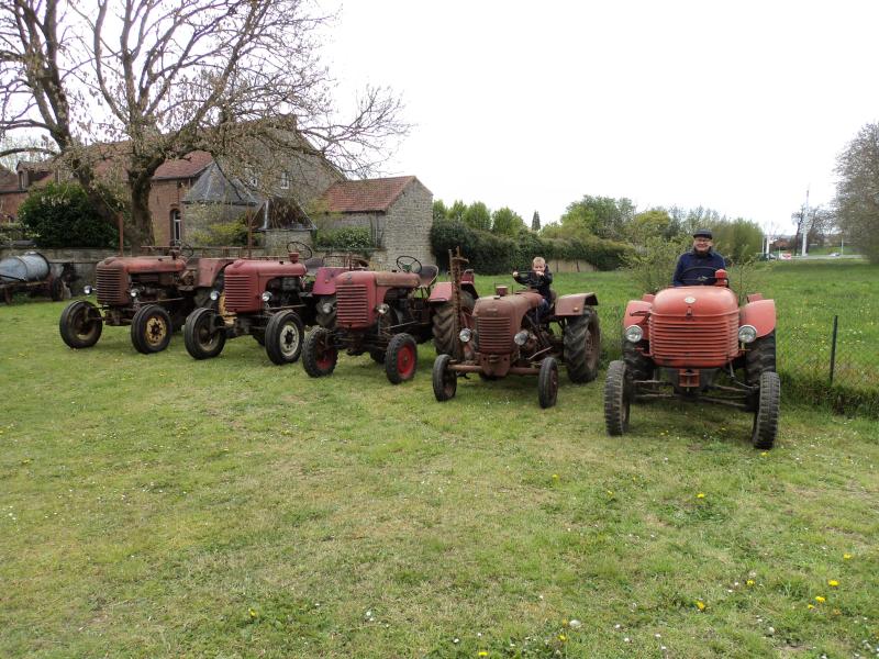 M. Latour est installé au volant du Steyr 180 alors que son petit-fils chevauche le 80.  Sur leur gauche se trouvent les Steyr 180a, 185a et 280a.