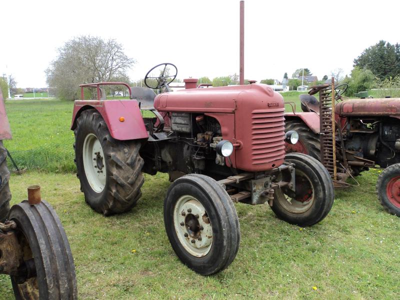 Le Steyr 185a développe 55 ch grâce à son moteur à 3 cylindres. A noter que cet exemplaire dispose d’une monte de pneumatiques de taille supérieure à celle d’origine.