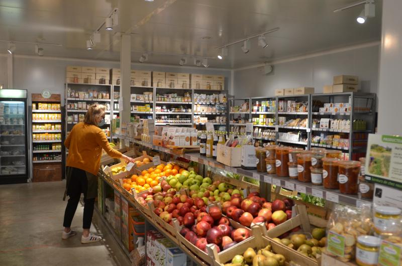 Le magasin à la ferme propose non seulement les gammes de produits issus de l’exploitation mais également des produits d’autres fermes bio environnantes et d’entreprises écoresponsables. P-Y L.