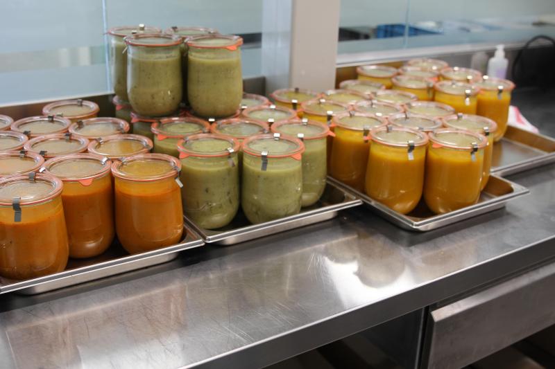 Pour valoriser au mieux sa production, la Microferme s’est équipée d’une cuisine et propose tout un tas de bons plats préparés à la vente, comme ici des veloutés.