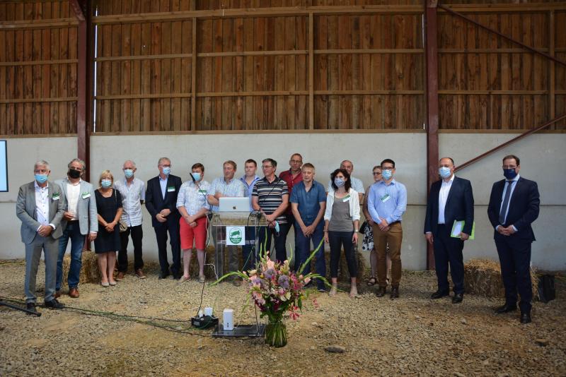 Les éleveurs prenant part au projet entourés de Martin Lovenfosse (Abattoirs Lovenfosse),  Werner Reuter (Dumoulin), Sophie Renard (Collège des producteurs), Sébastien Lenoir (Marcassou) et des ministres régional et fédéral de l’Agriculture, Willy Borsus et David Clarinval.