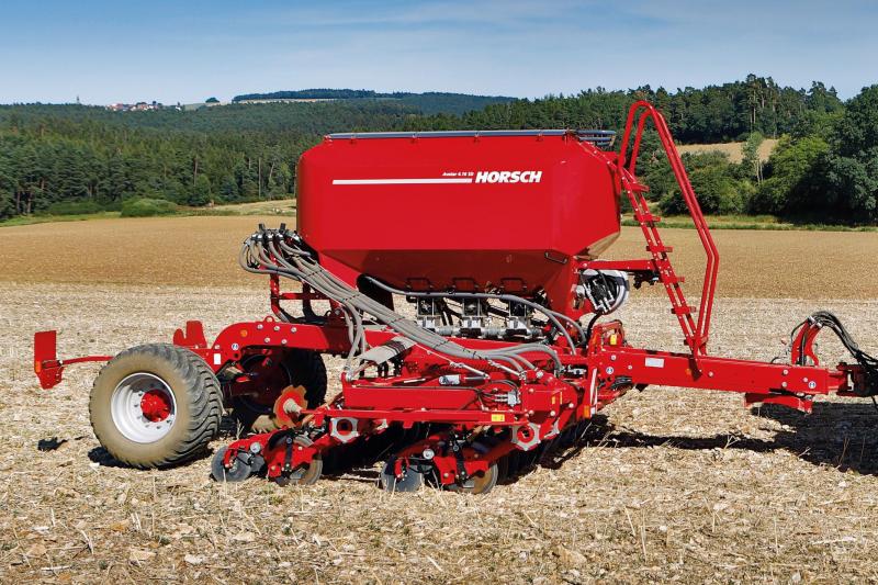 Cette trémie comporte trois compartiments, dont les sorties sont bien visibles sur cette photo. Elle permet donc le semis de différentes graines ainsi que l’application simultanée de fertilisants le cas échéant.