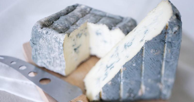Parmi les produits déjà disponibles figure le Pavé Bleu, un fromage au lait cru dont la croûte gris bleuté parsemée de touches de blanc rappelle la robe de la Bleue Mixte.