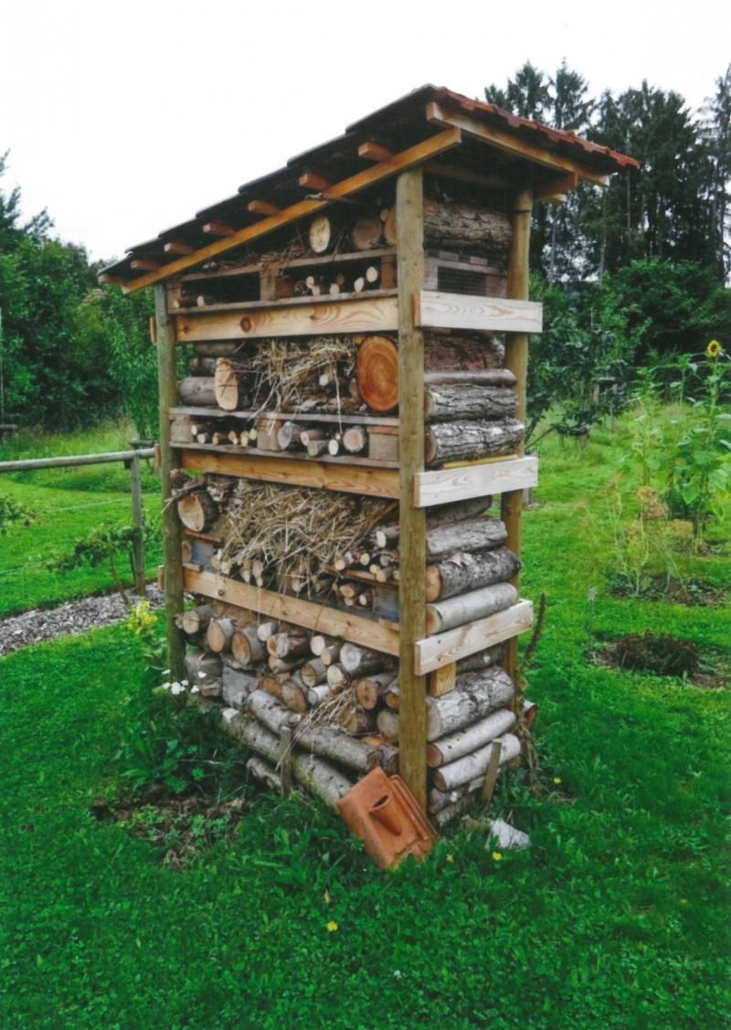 Les hôtels à insectes associent différents types d’abris. Dans un jardin, on peut leur donner un aspect esthétique qui joint l’utile à l’agréable.