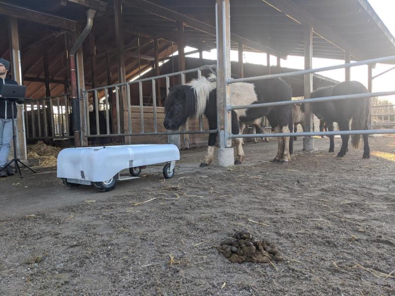 L'Active Cleaner repère les crottins et les ramasse de manière totalement autonome.