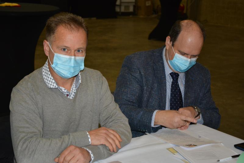 Bernard Dardenne, vice-président de la Fiwap (à gauche), et Jean-Pierre Van Puymbrouck, président de Belpotato.be, lors de la signature du Code de conduite dans l’établissement  des contrats dans le secteur de la pomme de terre.