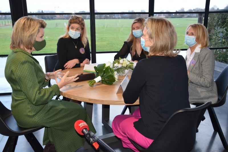La reine Mathilde en conversation avec (de gauche à droite) Gracienne Geenens,  Siska Vanpetheghem, Mieke Verniest et Geneviève Ligny.