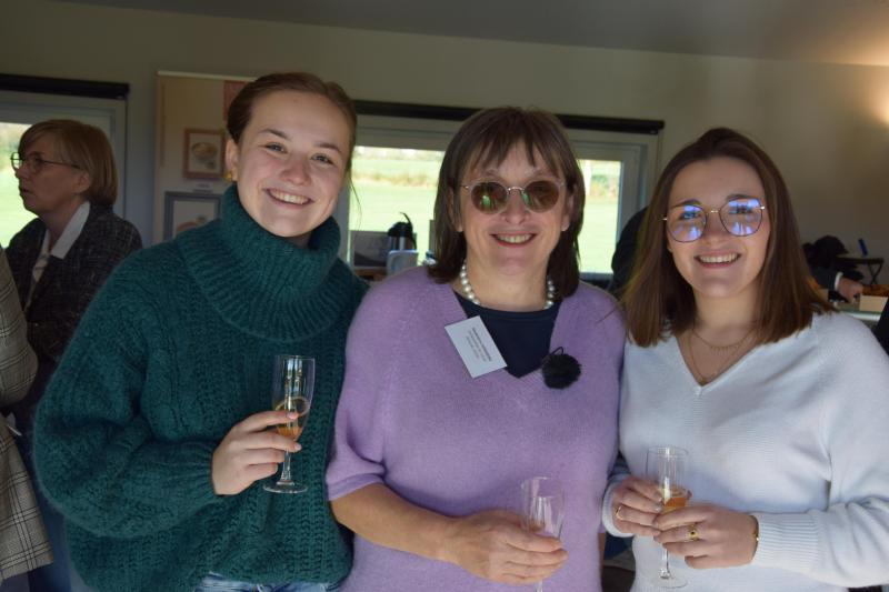 Madeleine peut compter sur ses deux filles pour valoriser le lait de Herve. Agnès (à droite)  est régulièrement présente sur les marchés avec les fromages du Vieux Moulin. Et Katia  (à gauche), exploite désormais le côté sucré du lait avec la glacerie Les Canailles  attenante à la fromagerie.
