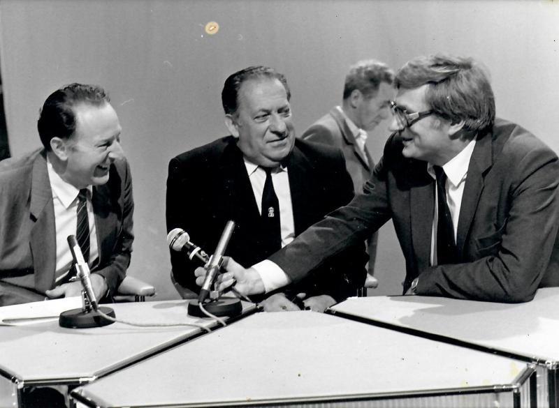 En studio, Albert Moulin reçoit Charles Doyen, directeur de l’Ondah  (Office national des débouchés agricoles et horticoles)  et François Beauvois, président du Herdbook Blanc-Bleu Belge.