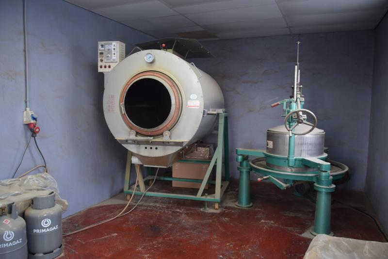 Le processus de production du «Local Tea» ne requiert ni un grand espace,  ni pléthore de machines, lesquelles tenant dans une pièce n’excédant pas 10 m²…  « qui fleure bon le thé frais en permanence».