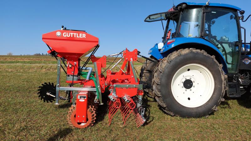 Cette photo du GreenMaster, en version portée 3 mètres, met en évidence  la modularité de la machine, chaque élément pouvant être désaccouplé  et utilisé seul.