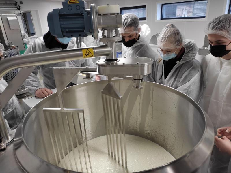 Les étudiants ont pu s’exercés à la transformation de quelque 140 litres de lait – fournis directement par les vaches de la ferme – en beurre, fromage, yaourts et lait écrémé.
