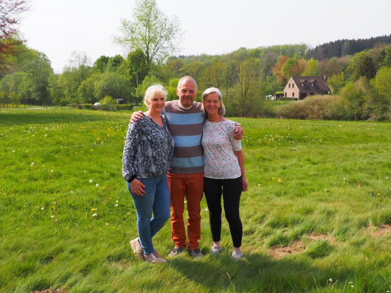 Véronique Langue, Fernand Philippart et son épouse Marcelle Antoine, deux apicultricesqui suivent les cours de l’école d’apiculture de Michamp sont venuesen quête de conseils à Lutrebois.