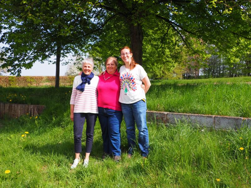 De gauche à droite : Christine Leclerq (Parc naturel Haute-Sûre Forêt d'Anlier),  Jocelyne Collard (présidente de l’Union Royale des Ruchers wallons)  et Noa Simon Delso (directrice scientifique de BeeLife).