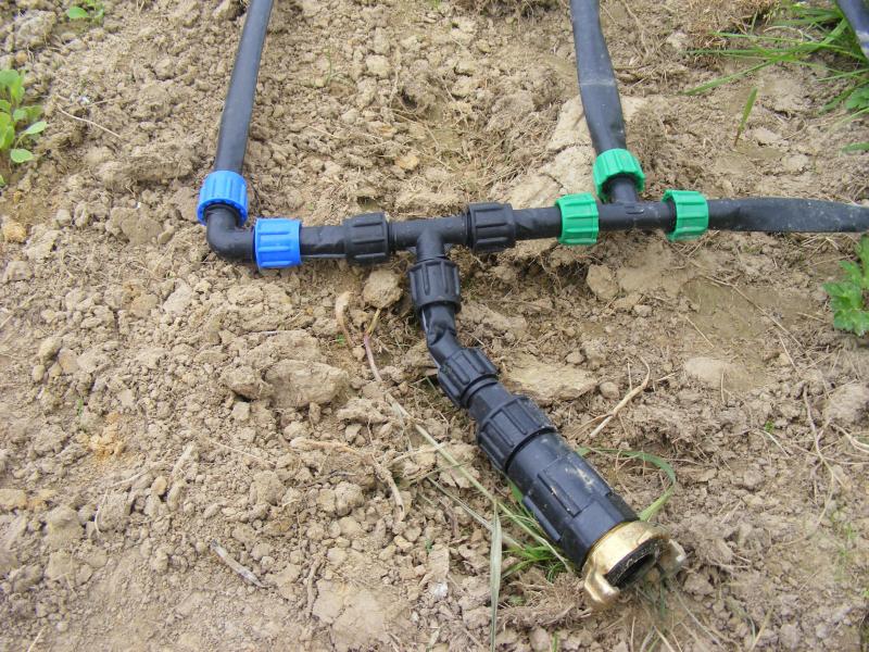 Le systèmes goutte-à-goutte sont économes en eau  et ont l'avantage d'éviter de mouiller le feuillage des cultures.