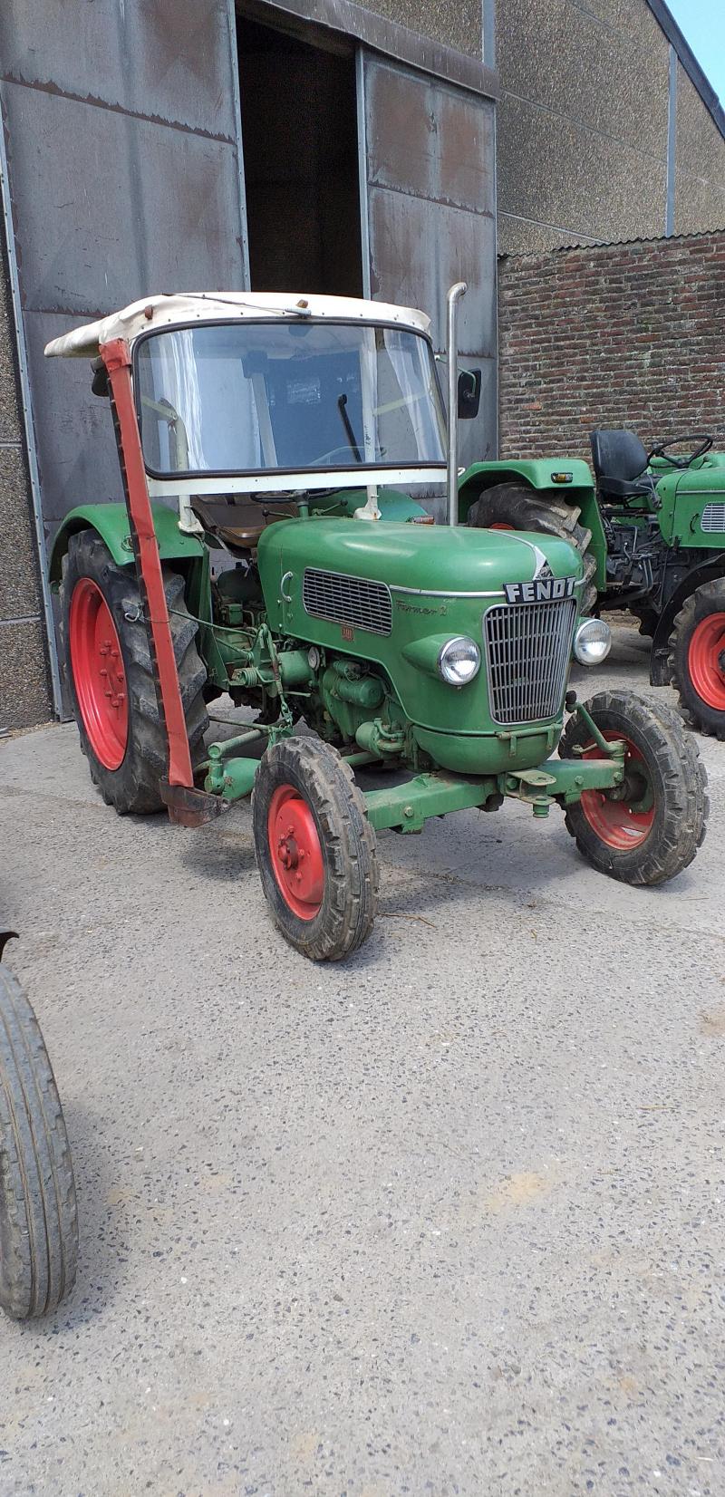 Bien équipé avec sa barre de coupe et sa cabine, ce Fendt Farmer 2 fait partie des premières séries de ce modèle sorties d’usine, comme en atteste son châssis encore peint en vert.