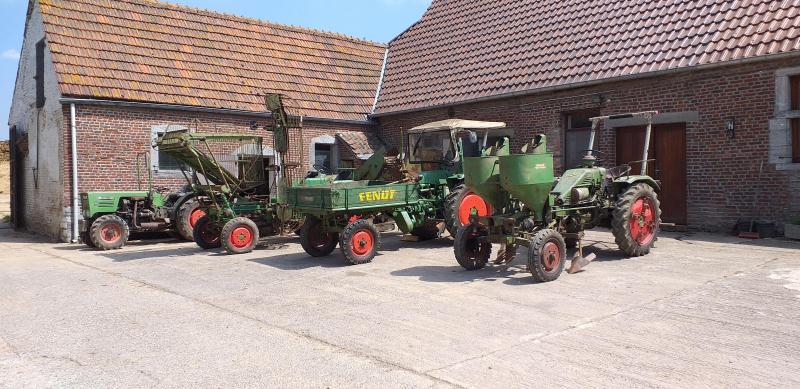 Le modèle vigneron Farmer 203V de 1974 est ici aux côtés de 3 porte-outils : le F225GT de 1963 avec son arracheuse de betteraves,  le F230GT de 1964 avec sa benne et sa cabine, et le F220GT de 1961 avec sa planteuse de pommes de terre.