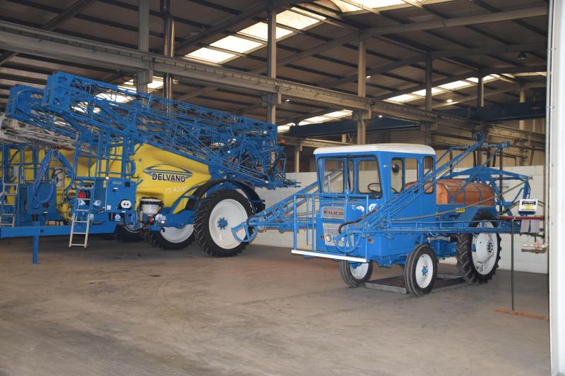 Le SafeTrac, à l’origine de la marque, était basé sur un tracteur Fordson transformé et équipé d’une cuve en bois,