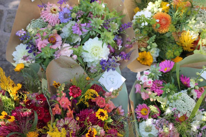 Alicia aime insérer des éléments originaux dans ses bouquets.