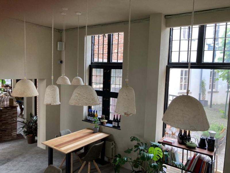 La coopérative s’est lancée dans la fabrication de lampes, dans le cadre de son projet  « LumiFungi ». Plus de 400 d’entre elles ont été vendues depuis 2016, dont 26 éclairent le restaurant gastronomique bruxellois « Entropy » à la place Saint-Géry.