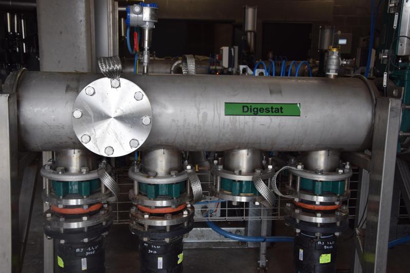 Le sous-produit de la fermentation des matières premières est le digestat. Ce coproduit peut être ramené au champ en tant que fertilisant.