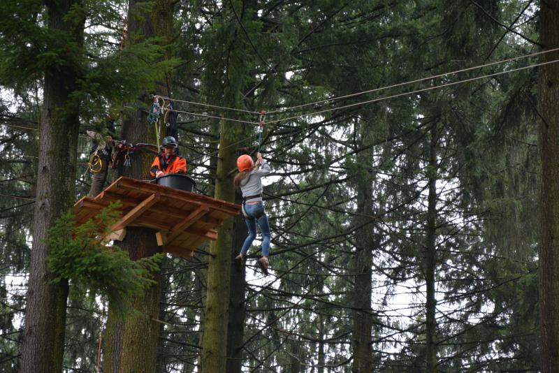 La forêt se doit de revêtir des fonctions économique et écologique, mais aussi sociale.  En témoigne la popularité croissante des activités de détente et de loisirs  organisées dans ce paisible environnement.