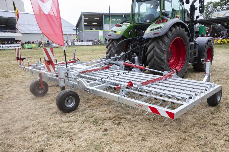 La herse étrille Fliegl STR 610 peut être employée tant pour l’aération des prairies  que pour le désherbage mécanique des grandes cultures.