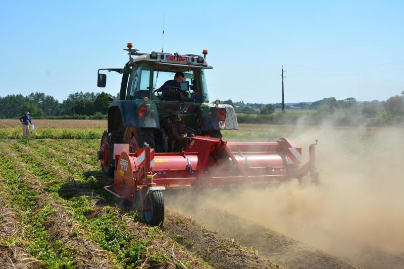 « La vitesse d’avancement lors du broyage est assez faible, aux environs de 5 km/h,  mais l’efficacité du travail en dépend. À des vitesses plus élevées, la destruction  du feuillage n’est, en effet, pas optimale », détaille Thomas Dumont de Chassart.