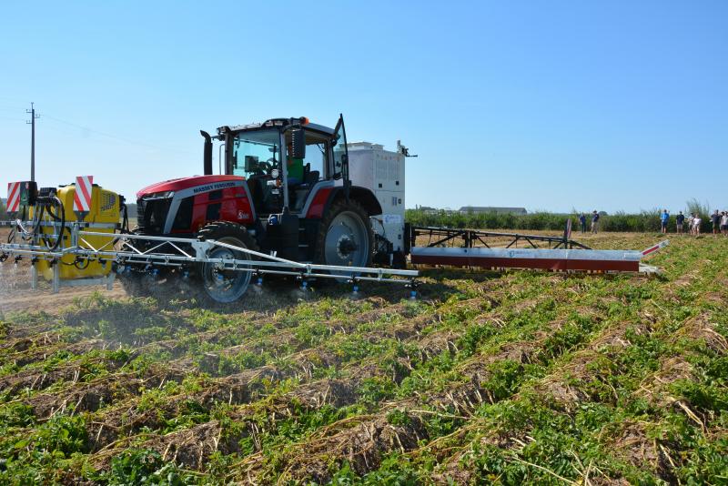 Le défaneur électrique développé par Nufarm se compose, à l’avant,  d’une cuve et d’une rampe destinée à la pulvérisation d’un électrolyte et,  à l’arrière, d’un générateur et d’un applicateur assurant la production  et la transmission du courant électrique à la culture.