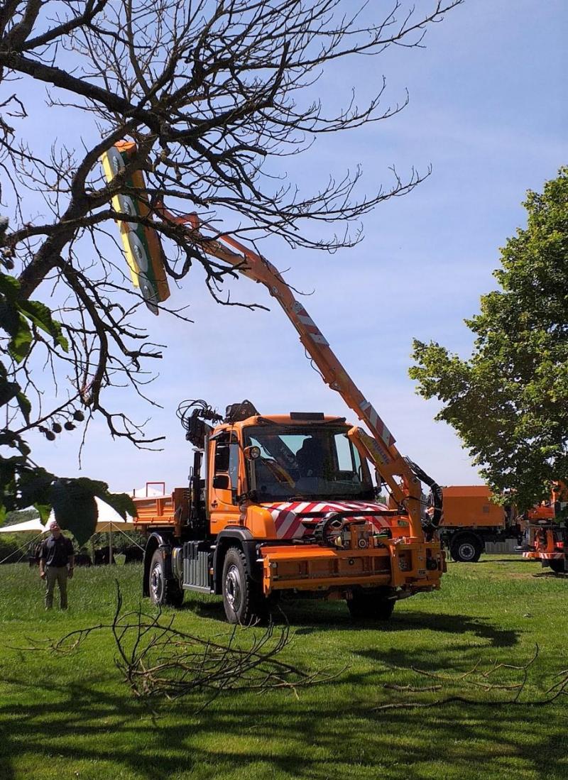 La démonstration de taille d’arbre avec le lamier à 4 scies rotatives fut spectaculaire.