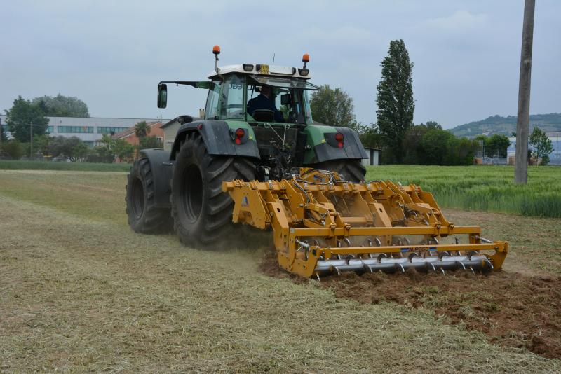 La gamme Skat se compose de deux modèles, S1 et S2,  travaillant respectivement à une profondeur de 58 et 65 cm.