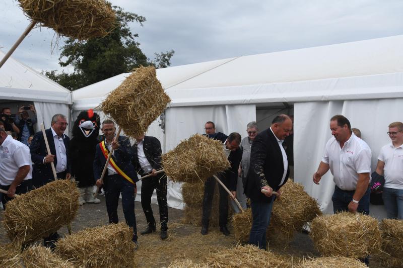 La Foire de Battice est synonyme de rentrée tant scolaire que politique. Et pour son inauguration un mur de ballots de paille à faire tomber.