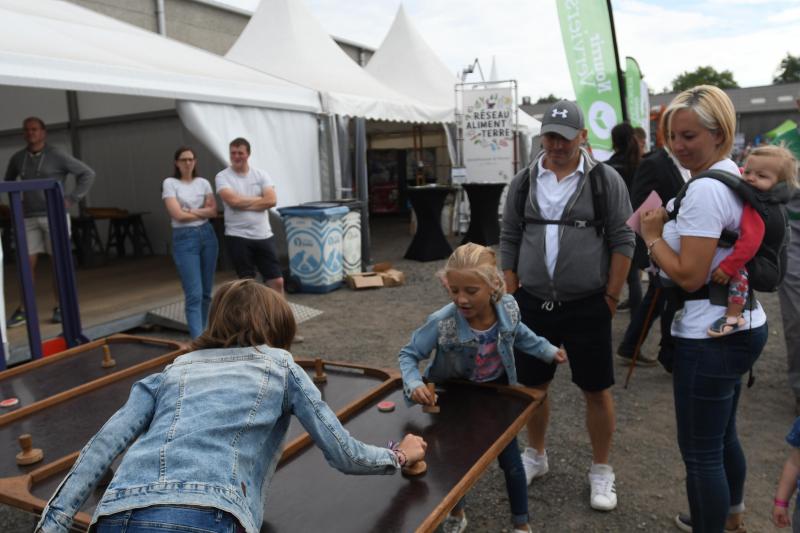 La Foire de Battice, c’est aussi la foire des enfants qui ont de nombreuses animations à leur disposition, dont des jeux en bois.