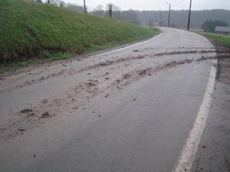 La terre déplacée sur la route à la sortie du chantier doit être  le plus rapidement possible nettoyée.