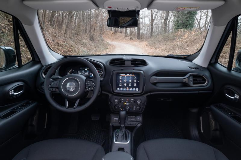 Une fois au volant, on se prend vite au jeu en essayant d’utiliser au maximum  le moteur électrique. Ce qui s’avère payant en termes de consommation.