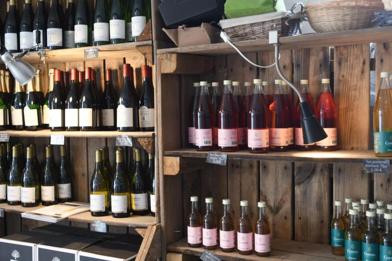 Un échantillon des productions à valeur ajoutée du Domaine et de la Ferme. Outre les jus, la famille Goffin produit des vins tant effervescents que tranquilles.