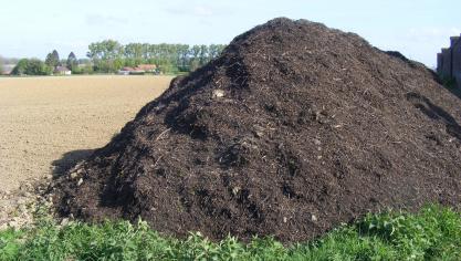 Les composts et fumier sont homogénéisés par les différentes retournes auxquelles nous procédons avant l'épandage.