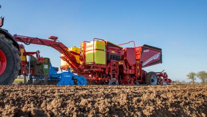 La Prios 440 peut être combinée avec n'importe quel appareil de travail du sol actif à l'aide d'un timon en col de cygne avec un faux-châssis et un système de levage séparé.