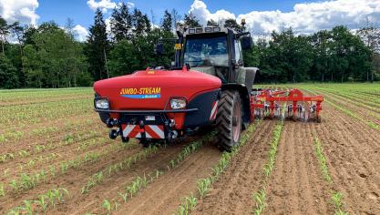 La cuve réunit les avantages de la bineuse et du pulvérisateur.